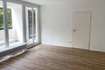 **Frisch renoviert** Zentrale Lage, 2 Zimmer, Balkon, guter Schnitt, Aufzug, Stellplatz 2 zimmer