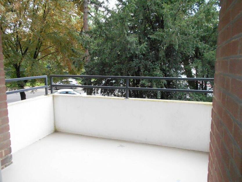 Helles, renoviertes 2-Zimmer-Apartment mit Balkon, Vinyl-Boden + separate Küche, Tageslichtbad