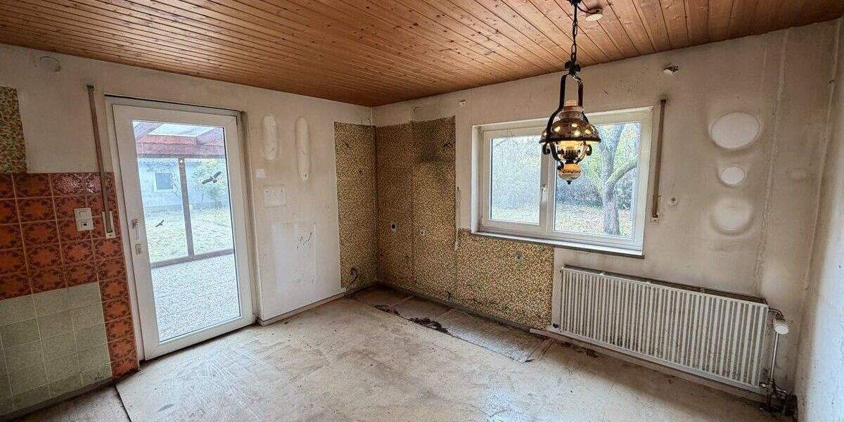Sanierungsbedürftige Doppelhaushälfte mit 2 Garagen und großem Garten 5 zimmer