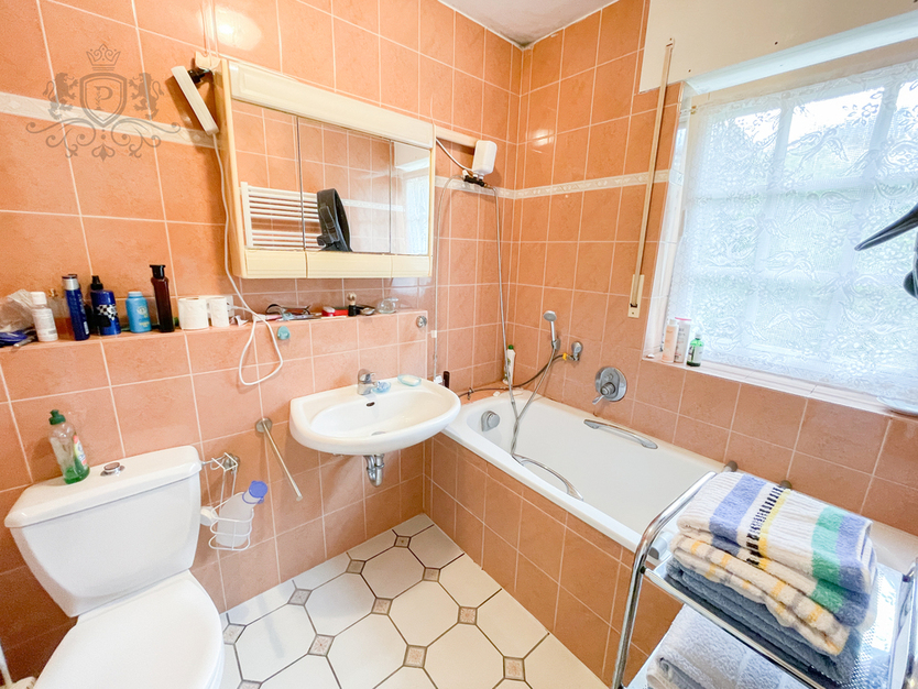 ++ RESERVIERT ZWEIFAMILIENHAUS Einliegerwohnung Terrasse Loggia Doppelgarage Gäste-WC ++ 8 zimmer