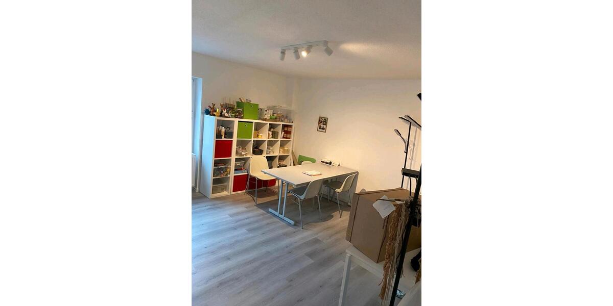 helle und geräumige PraxisBüro zimmer