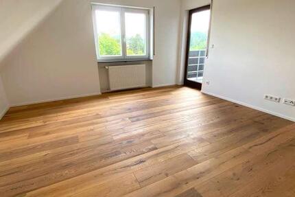 Helle 2-Zimmer Dachgeschosswohnung mit Balkon in OberferriedenBu zimmer