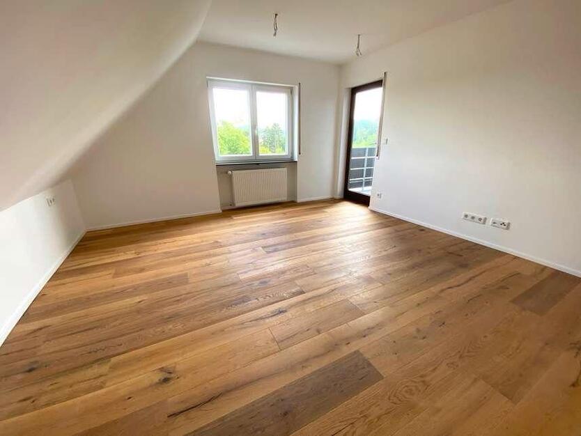 Helle 2-Zimmer Dachgeschosswohnung mit Balkon in OberferriedenBu zimmer
