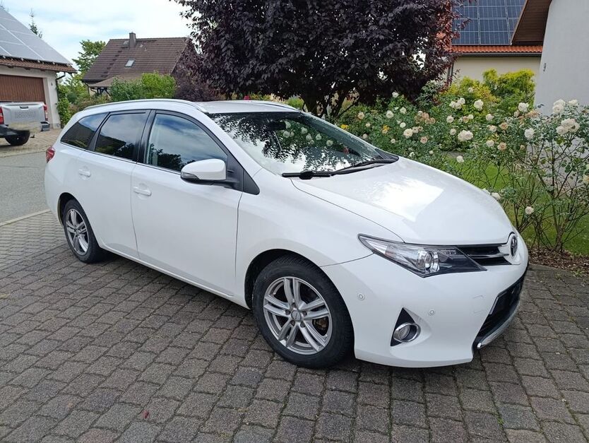 Toyota Auris 158.257 km 8.600 € Plauen 08523