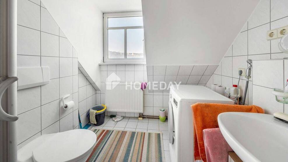 Sofort bezugsfrei: Gepflegte Dachgeschosswohnung mit Aufzug, Tiefgaragenstellplatz in zentraler Lage 1 zimmer