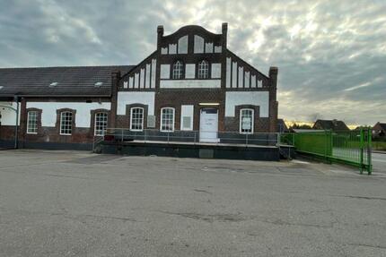 Büro mit kleinen Lagerräumen zimmer