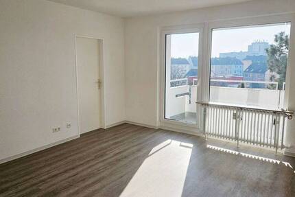 Alles FRISCH! 1-Zimmer-Apartment + Balkon, separate Küche, neues Bad, neuer Boden, Aufzug