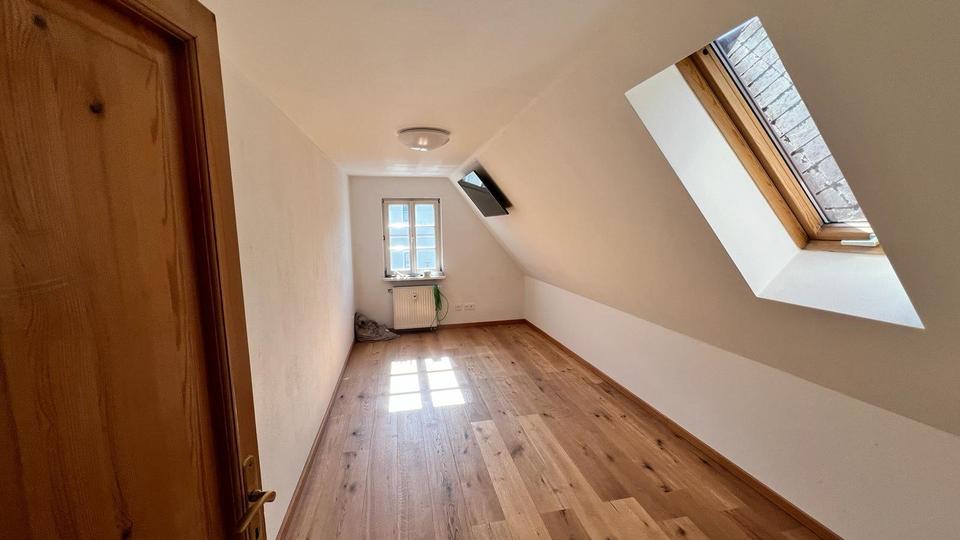 Dachgeschoßwohnung Neustadt an der Waldnaab - 7 Zimmer, 190 m&sup2;, 1.400&euro; | Angebot:24396234