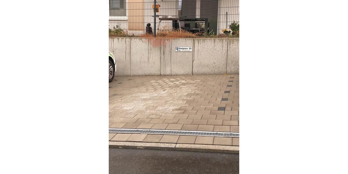 Moderne Dachgeschosswohnung mit Loggia, Einbauküche + Stellplätze zimmer