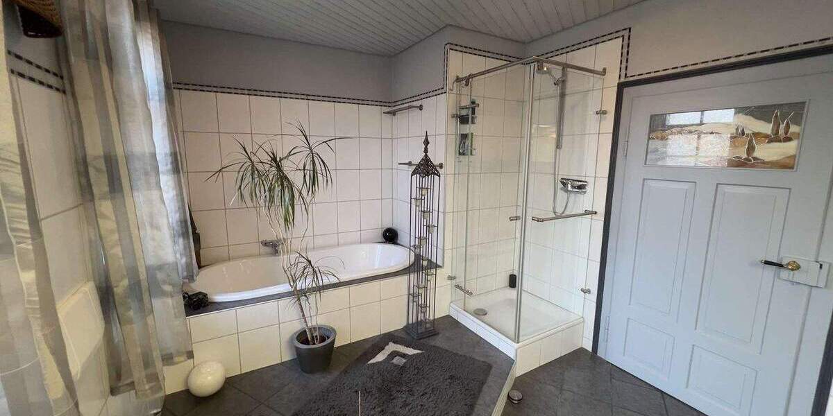 Historische Immobilie im Schweizer Stil: Saniertes Dreifamilienhaus mit Garten & Garage 8 zimmer