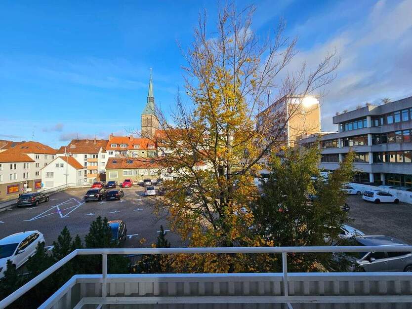 ERSTEBEZUG NACH RENOVIERUNG - Großzügig im 2. OG mit Balkon und neuem Tageslichtbad mit Dusche. Zentraler geht es kaum 2 zimmer