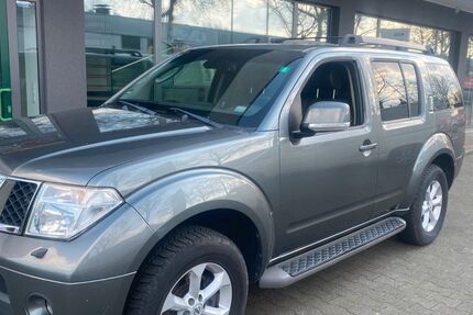 Nissan Pathfinder 199.000 km 7.600 &euro; Gütersloh 33334