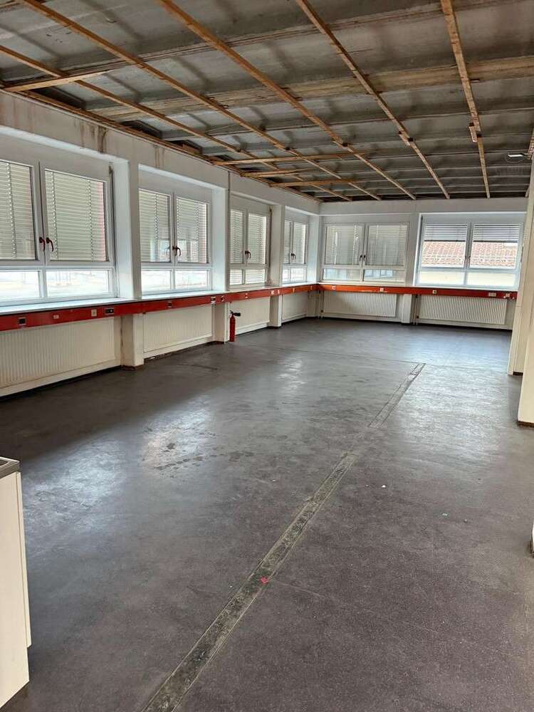 Halle in Passau 750 € 250 m²