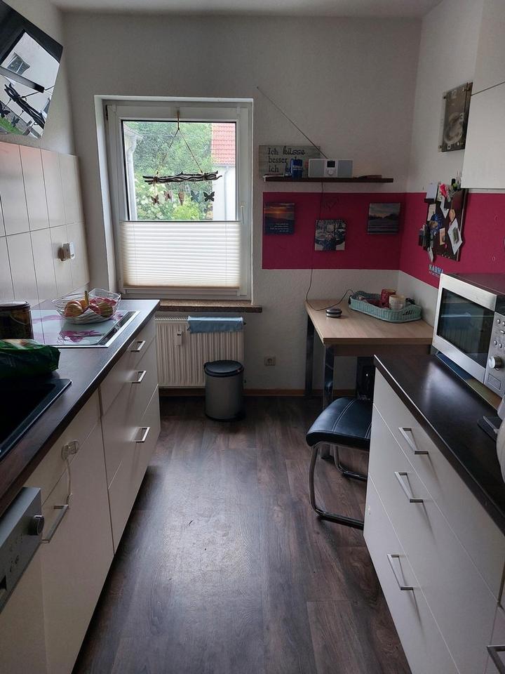helle 4 Raum Wohnung mit Wannenbad