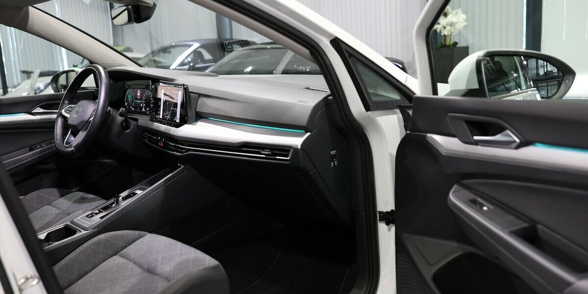 VW Golf VIII 2.0 TDI DSG LIFE IQ / NAVI+KAMERA, LED 53.000 km 21.998 &euro; Hamm 59077