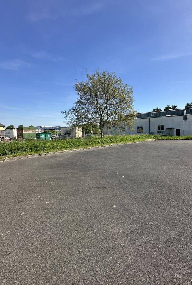 ***Lagerhalle, Büros, Parkflächen, Ausbaureserve, große Freifläche...in MG-Giesenkirchen***