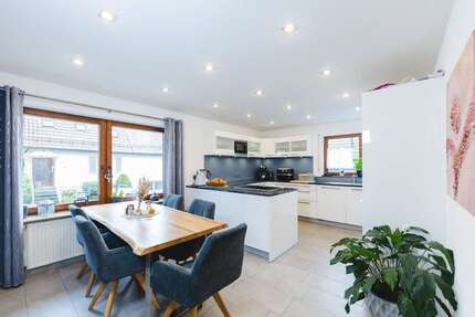 Haus zum Kaufen in Straubenhardt 714.000 € 270 m² 9 zimmer