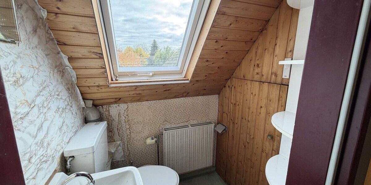 Sanierungsbedürftige Doppelhaushälfte mit 2 Garagen und großem Garten 5 zimmer