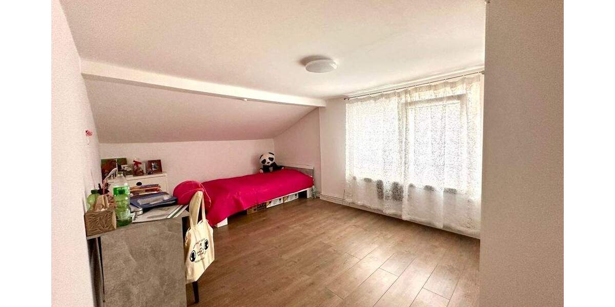 Saniertes Haus mit einigen Garagen - Eigennutzung oder Investition 5 zimmer