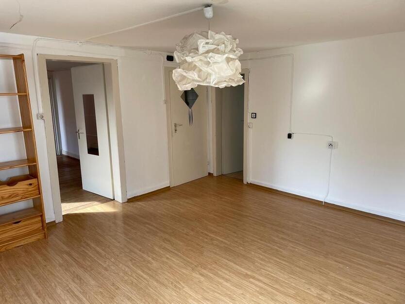 Zum Verkauf: renovierungsbedürftiges Mehrfamilienhaus in Unterjes zimmer