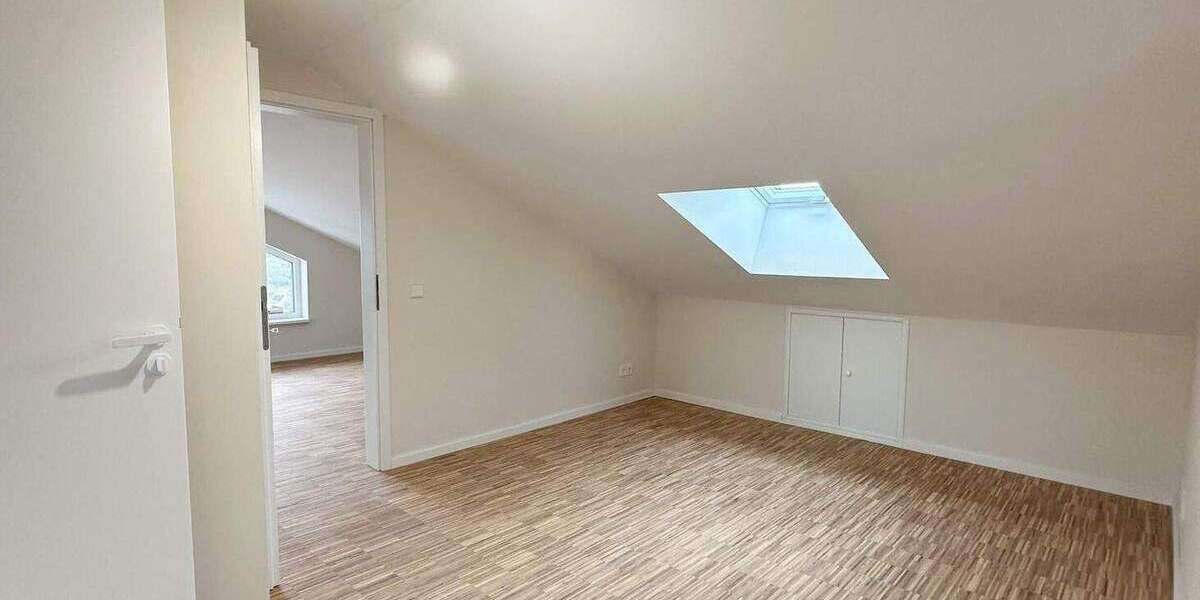 Einfamilienhaus Esslingen am Neckar Sulzgries - 6 Zimmer, 260 m&sup2;, 3.900&euro; | Angebot:24876305
