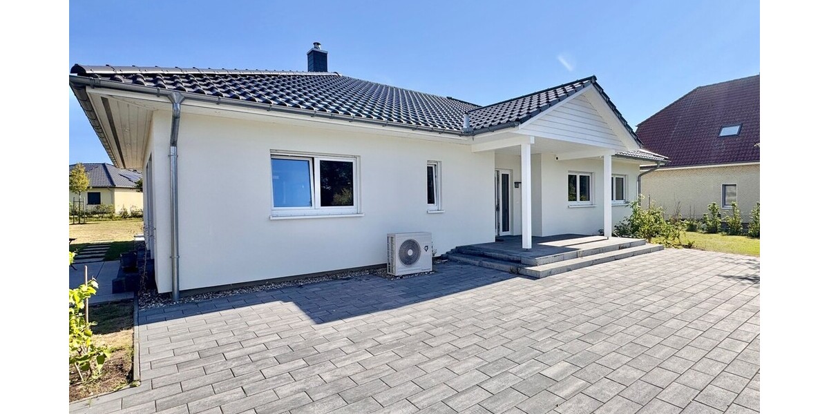 HORN IMMOBILIEN ++ Winkelbungalow 5 km bis Neubrandenburg, Baujahr 2022, Doppelgarage + Carport - Einfamilienhaus Sponholz | Angebot:27069443