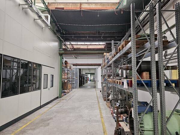 Gewerbeimmoblie mit Hallen- und Büroflächen zimmer