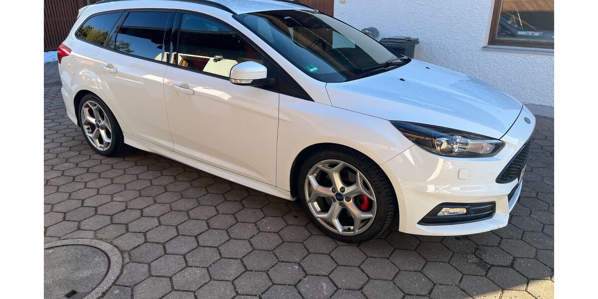 Ford Focus 124.492 km 12.600 &euro; Palling 83349