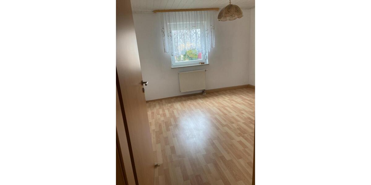 Erdgeschoßwohnung Bogen - 3 Zimmer, 82 m&sup2;, 680&euro; | Angebot:25516175