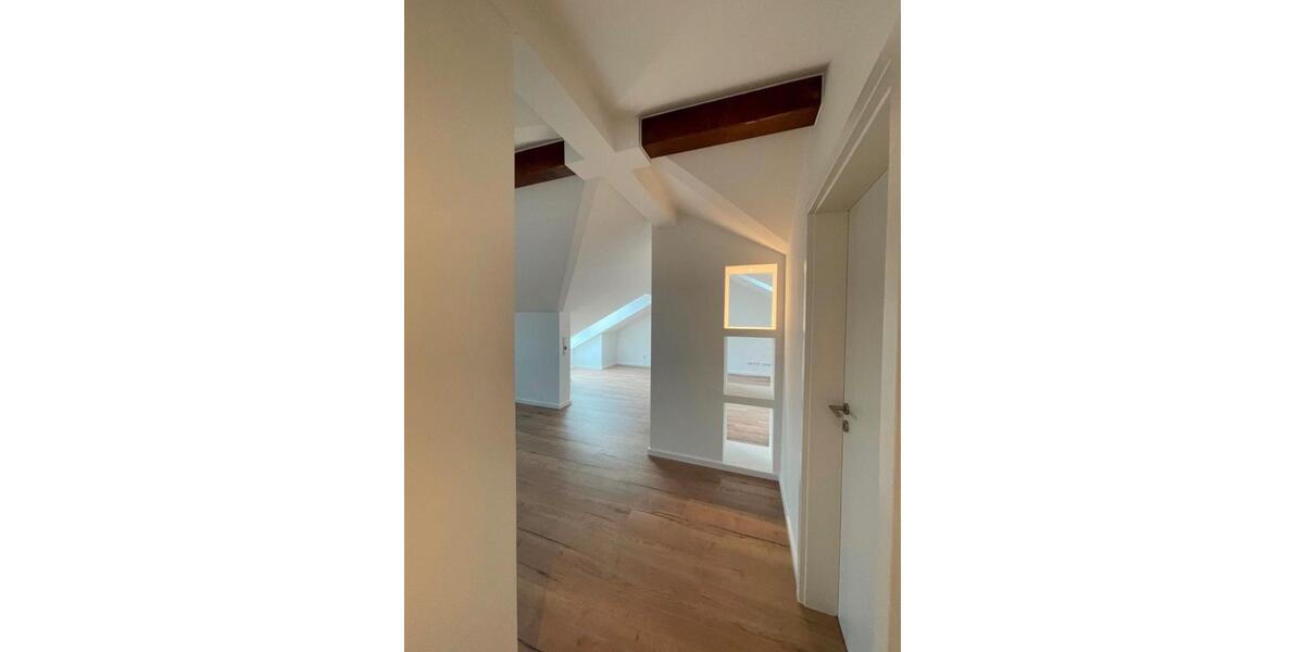 2,5-Zimmer Dachgeschosswohnung mit Gartenanteil in gehobenem Stil 2.5 zimmer