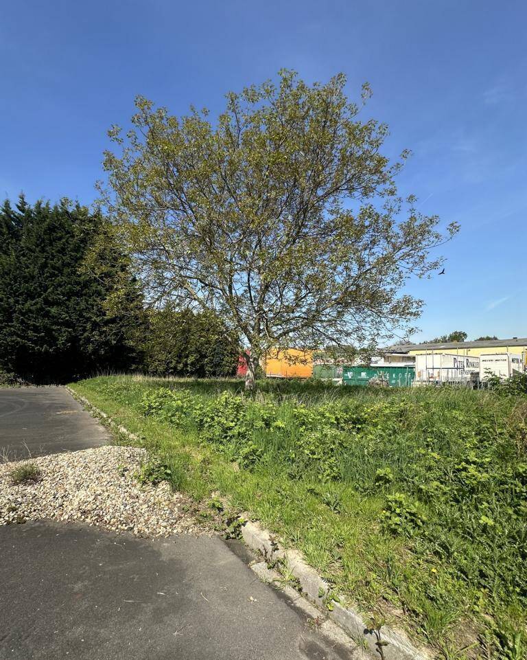 ***Lagerhalle, Büros, Parkflächen, Ausbaureserve, große Freifläche...in MG-Giesenkirchen***