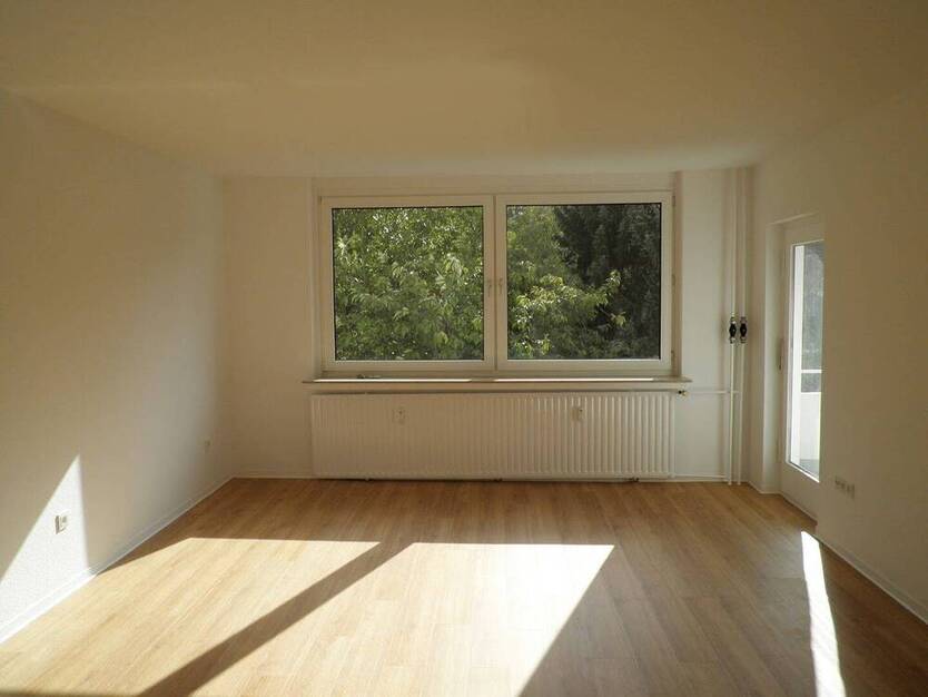 *City-Wohnung im Grünen* renovierte 3 Zimmer mit Balkon, guter Schnitt, Tageslichtbad mit Wanne