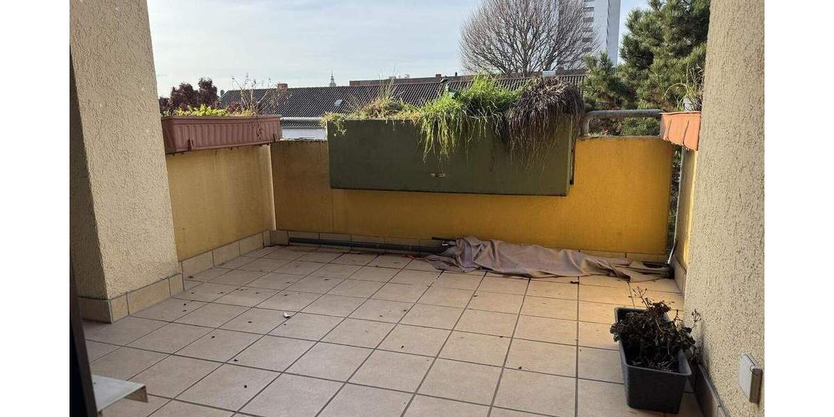 Schöne Dachgeschosswohnung zum Wohlfühlen mit großem Balkon und TG Platz. 2 zimmer