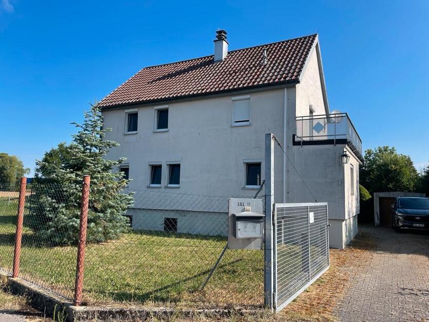 Älteres renovierungsbedürftiges Haus mit großem Grundstück
