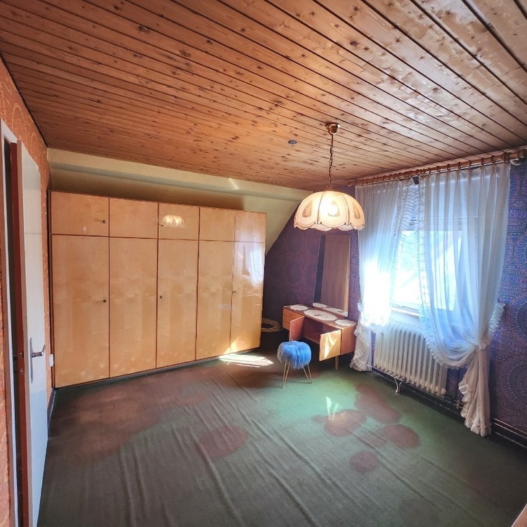 Freistehendes Ein bis Zweifamilienhaus mit Garten und Garage – Sanierungsobjekt mit Potenzial