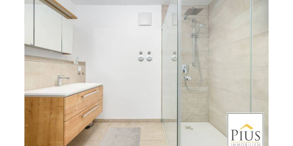 Stilvolles Wohnen! Moderne, barrierefreie 3-Zi.-Whg., Bj. 2019, KfW55, Loggia, incl. EBK u. TG-Stellpl. 3 zimmer