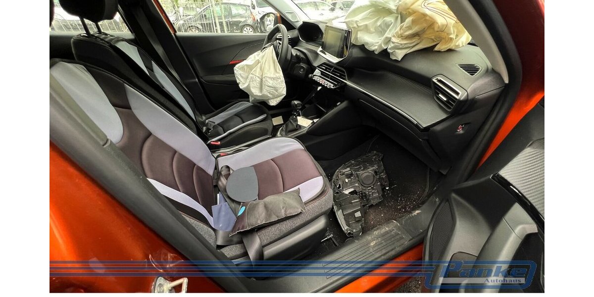 Peugeot 2008 1.2 PureTech 100 Active Pack*Unfall* 21.200 km 6.380 &euro; Berlin 13187