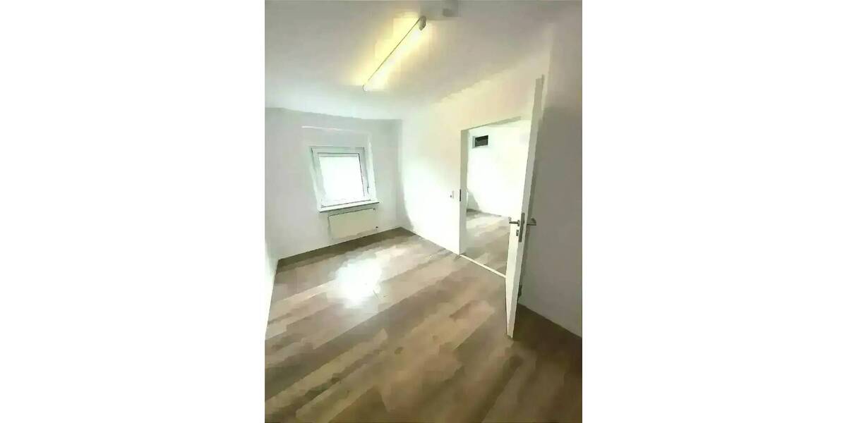 2,5-Zimmer-Wohnung im Erdgeschoss Einbauküche Dusche kein Balkon Kellerraum und Abstellraum Gartenanteil 2 zimmer