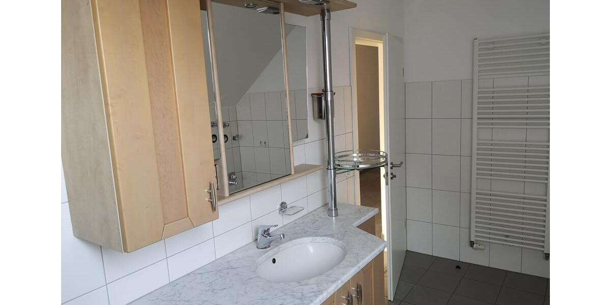 Wunderschöne, helle, geräumige 4 Zimmer Wohnung zimmer