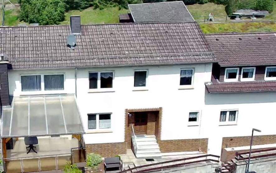 MÖBEL STELLEN UND EINZIEHEN; Gepflegtes Einfamilienhaus, umfangreich modernisiert, 2 Garagen und angelegter Garten