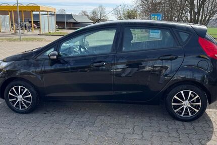 Ford Fiesta 121.600 km 3.800 &euro; Altenburg 04600