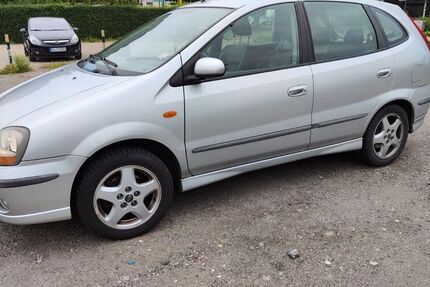 Nissan Almera Tino