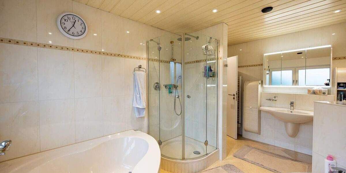 Einfamilienhaus mit Einlieger, Garage, Doppel-Carport und schönem Garten 7 zimmer