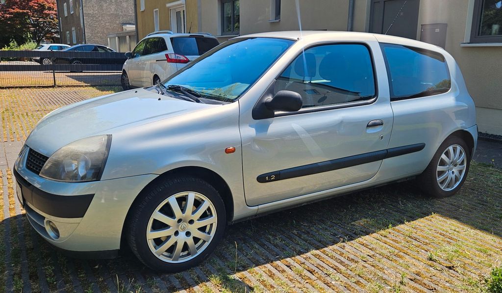 Renault Clio 81.000 km 2.600 &euro; Leverkusen 51373