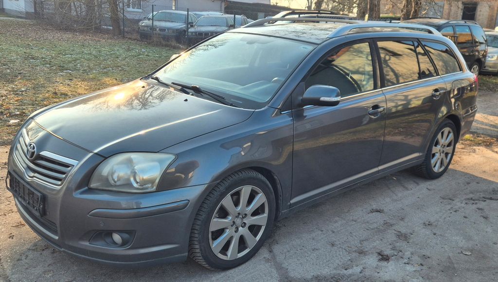 Toyota Avensis 327.000 km 1.799 &euro; Löwenberger Land OT Teschendorf 16775