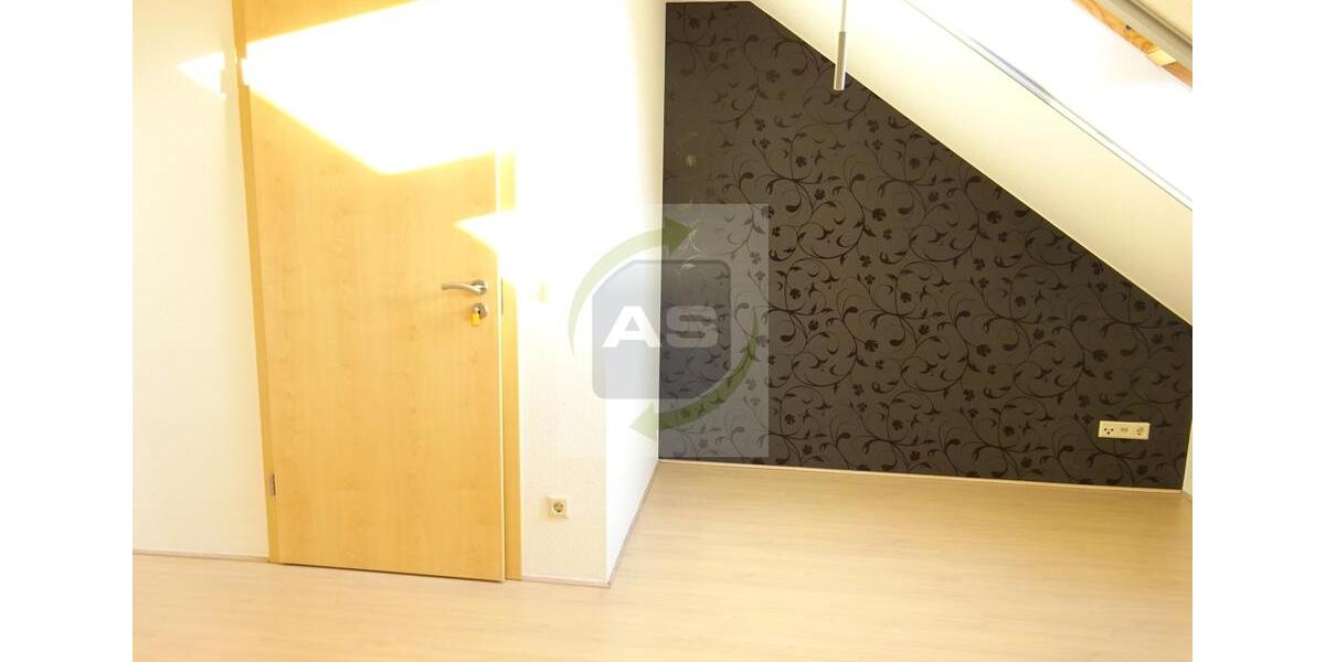 Dachgeschoßwohnung Zwickau - 3 Zimmer, 101 m&sup2;, 749&euro; | Angebot:26004595