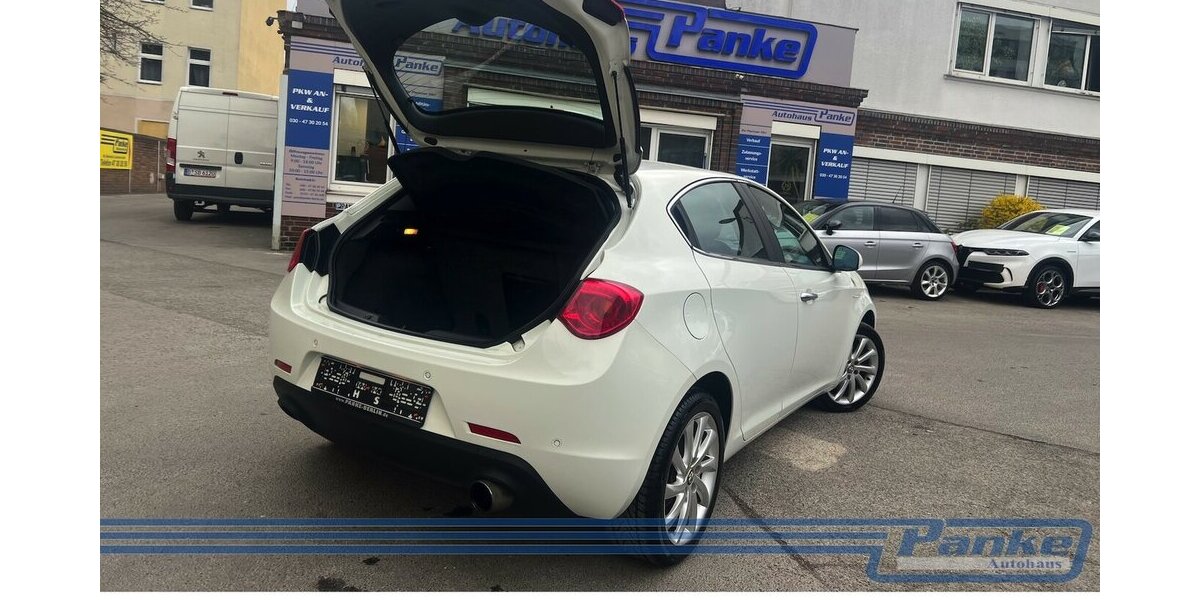 Alfa Romeo Giulietta 1.4 TB Turismo Aut.*BT*SHZ*Leder*Xenon 200.000 km 5.990 &euro; Berlin 13187