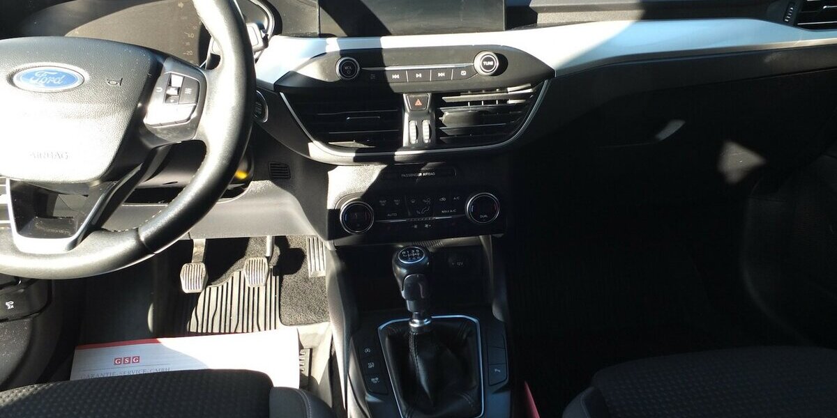 Ford Focus NAVI BLUETOOTH SHZ PARCTRONIC 1 HAND 131.112 km 10.908 &euro; Köln 50858