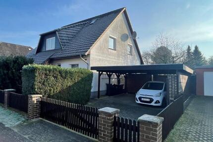 Großzügige 2 Zimmer-Wohnung mit Carport und kleinem Gartenanteil zu mieten!