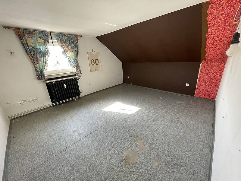 Dreizimmerwohnung mit ausgebautem Dachgeschoss und Garten 5 zimmer